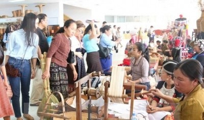 Vietnam attends handicraft products fair in Laos - ảnh 1